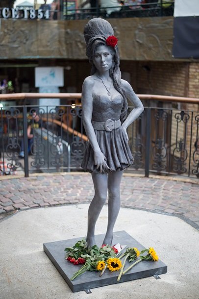 В Лондоне открыли памятник Эми Уайнхаус